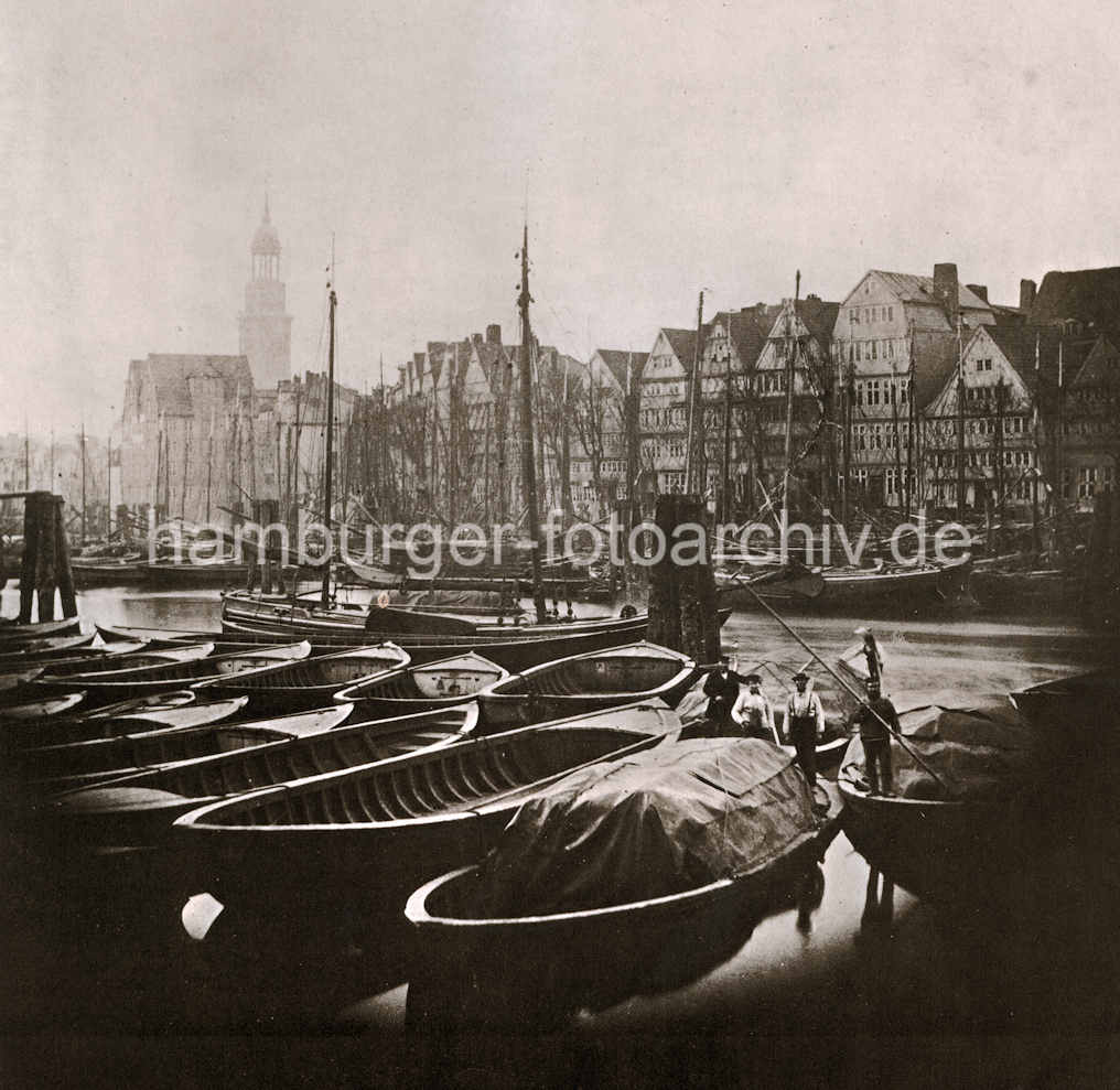 X002149 Historische Fotografie vom Hamburger Binnenhafen; Ewerführer stehen auf ihren Booten | Binnenhafen - historisches Hafenbecken in der Hamburger Altstadt.